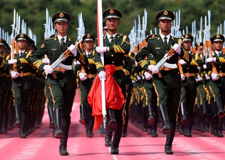 Entraînements des soldats qui escorteront le drapeau national chinois lors du défilé militaire du 3 septembre