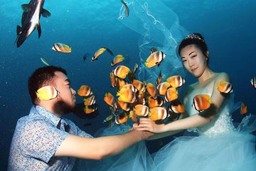 Beijing : un couple pose à 30 mètres sous l'eau... sans aucune protection !