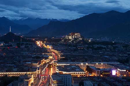 Vue nocturne de Lhasa en photos