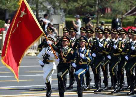 Journée de la Victoire : la formation des gardes d'honneur de l'APL défile devant 
la place Tian'anmen