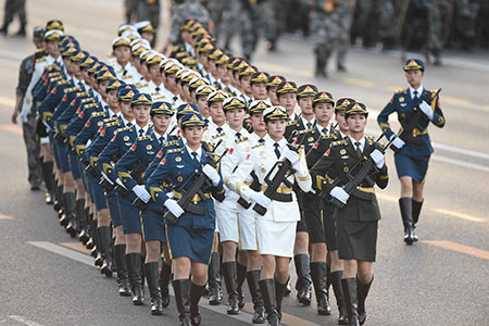 Journée de la Victoire : des gardes d'honneur femmes font leur première apparition 
à l'occasion d'un défilé militaire