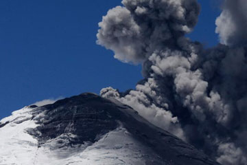 Equateur : Le volcan Cotopaxi en éruption