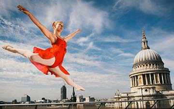 La ballerine française Agathe Petrini danse à Londres