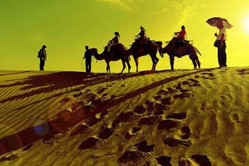 Xinjiang : le désert de Dawakun impressionne les touristes avec son oasis