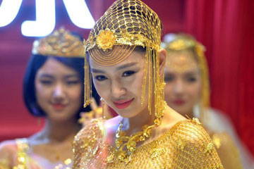 Insolite : défilé de robes de mariée en or à Shenzhen