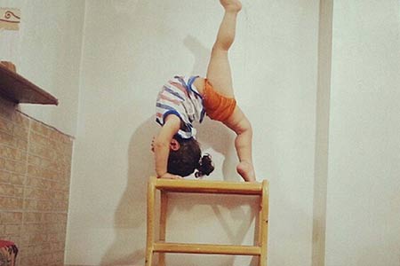 Voici Arat Hosseini, gymnaste de talent à seulement 2 ans