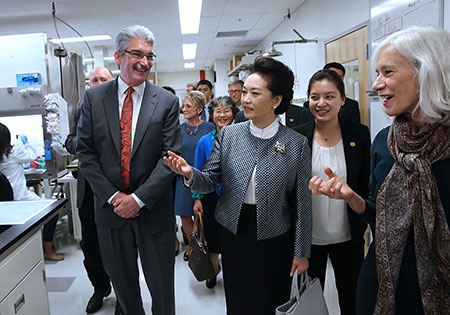 La Première dame chinoise visite un centre de recherche sur le cancer à Seattle
