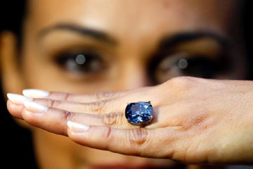 Un diamant bleu pourrait atteindre un montant record de 55 millions de dollars aux enchères