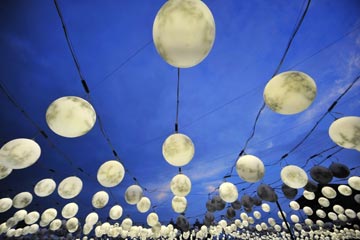 Yangzhou: des lanternes en forme de pleine lune pour accueillir la Fête de la mi-automne