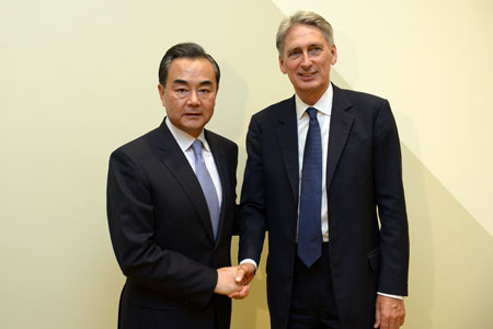 Le ministre chinois des AE appelle à des efforts concertés pour assurer le succès 
de la visite du président Xi en Grande-Bretagne