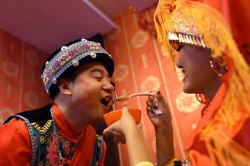 Chine: cérémonie de mariage à la manière traditionnelle de l'ethnie Miao