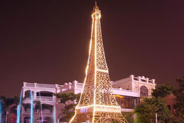 Une tour Eiffel dorée à Haikou