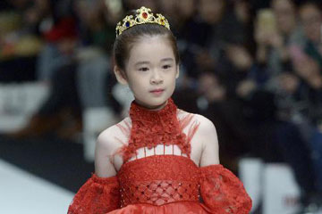 D'adorables enfants mannequins lors de la semaine de la mode de Chine