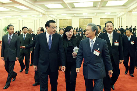Le PM chinois appelle les chefs d'entreprise japonais à aider à améliorer les relations 
bilatérales