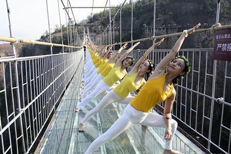 Un spectacle de yoga à couper le souffle sur un pont de verre