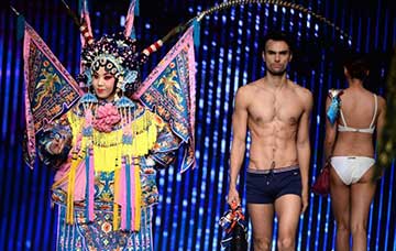 Quand l'Opéra de Pékin et le luxe se rencontrent dans un défilé de mode…