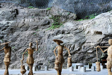 Insolite : une centaine de statues en paille interprètent la vie pastorale