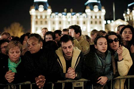 Attentats : Les Français se recueillent et pleurent les morts