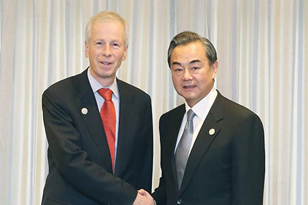 Le ministre chinois des AE promet de promouvoir le partenariat stratégique avec le 
Canada