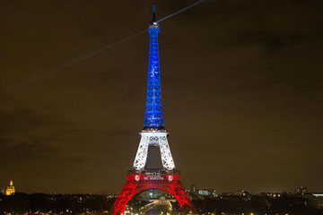 La Tour Eiffel et le Musée du Louvre réouvrent à Paris