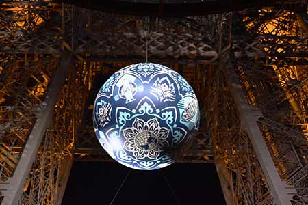 Earth Crisis, une sphère au cœur la tour Eiffel