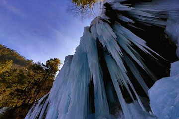 Huit cascades gelées dans la province du Sichuan