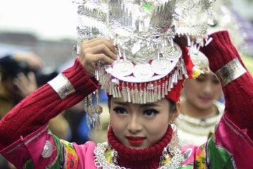 Un défilé des costumes de l'ethnie des Miao à Fenghuang
