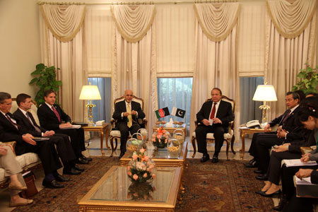 La Chine souhaite voir les Etats-Unis jouer un rôle positif dans le processus de 
paix en Afghanistan, dit Wang Yi