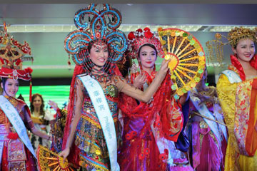 Les candidates de Miss All Nations posent en costumes traditionnels à Nanjing