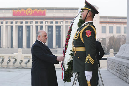 Le PM irakien devant la stèle commémorative des héros du peuple de la Chine