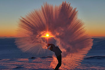Lancer du thé chaud dans le ciel au pôle Nord ? Le résultat est incroyable !