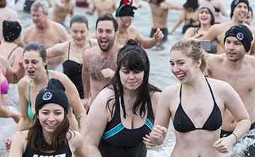 Toronto: Se baigner dans de l'eau froide pour célébrer le Nouvel An