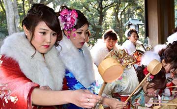 Des guides culturelles japonaise célèbrent Seijin shiki