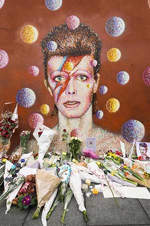Des fans rendent hommage à David Bowie à Brixton