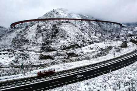 L'autoroute « ascenciel » du Sichuan sous la neige