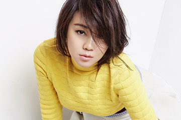 L'actrice chinoise Yan Ni pose pour un magazine