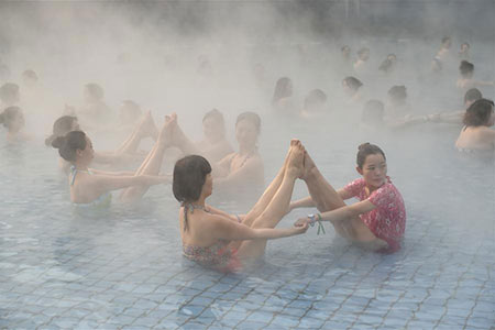 Pratiquer le yoga dans une source chaude à Luoyang