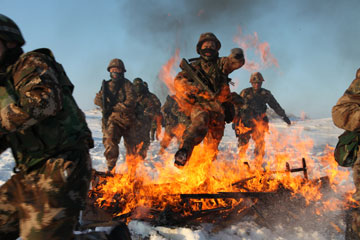 Photos - Entraînement de soldats chinois dans le froid à Altay