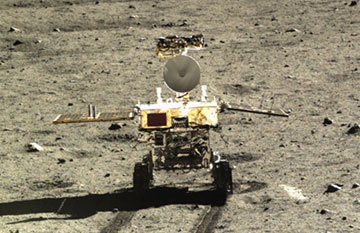Gros plan sur la surface de la Lune par l'orbiteur Chang'e III et l'astromobile Yutu