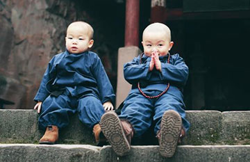 Deux petits moines chinois font sensation sur la toile