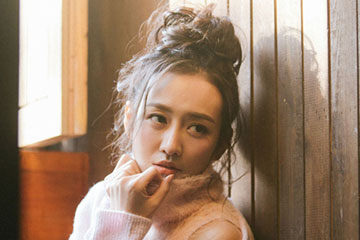 L'actrice chinoise Wang Ou pose pour un magazine