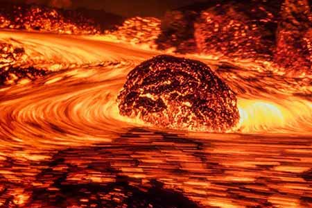 Les spectaculaires images de l'éruption du Piton de la Fournaise