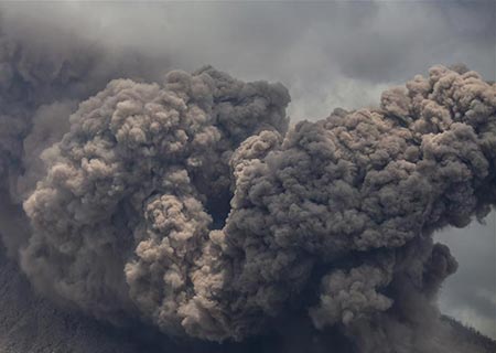 L'éruption du volcan Sinaburg en Indonésie