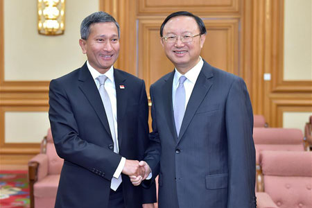 De hauts diplomates chinois et singapourien discutent des liens bilatéraux et des 
relations Chine-ASEAN