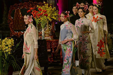 Défilé de robes traditionnelles vietnamiennes à Hanoi
