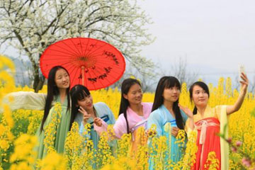 La tenue traditionnelle des Han revient le campus de Nanhua