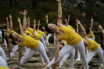 Hunan : séance de yoga en groupe sous les cerisiers en fleur