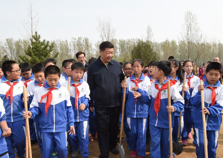 Le président chinois plante des arbres et exhorte au développement forestier