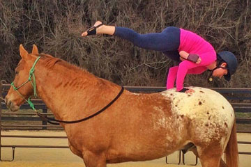 Photos - Angela Nuñez, une jeune femme qui peut pratiquer le yoga sur le dos de son cheval