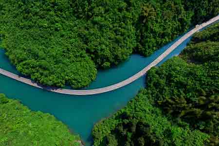 Chine : Une route de planches construite au-dessus d'une rivière du Hubei